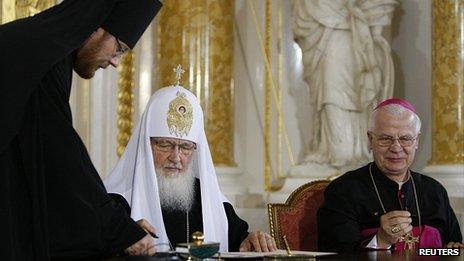 Russia's Patriarch Kirill and Poland's Archbishop Jozef Michalik sign joint appeal, 17 Aug 12