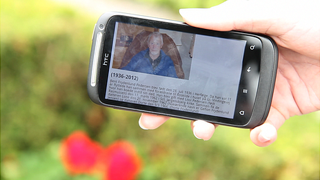 Dorthe Frydenlund's father's picture and life summary held in a chip and downloaded on a smartphone