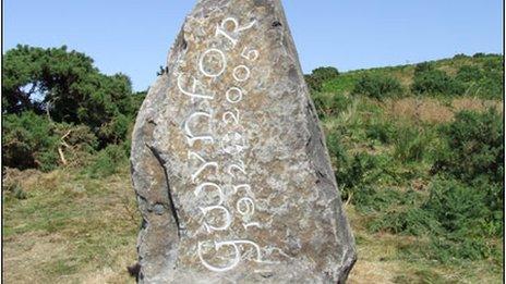 Carreg Goffa Gwynfor Evans ar fryngaer y Garn Goch, ger Llandeilo