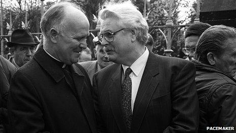 Ken Maginnis speaking to Father Denis Faul