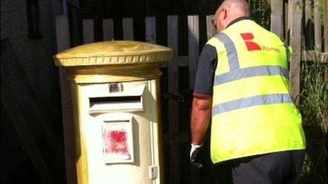 Blwch post yn Nhredegar, Blaenau Gwent, yn cael ei baentio'n aur ddydd Sadwrn er mwyn anrhydeddu Mark Colbourne