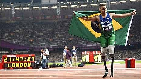 Alan Oliveira celebrates winning gold in the T44 200 metres final