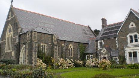 Eglwys Gatholig y Forwyn Fair a Santes Gwenfrewi yn Aberystwyth