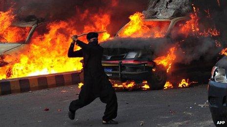 A protester brandishes a stick in Karachi, Pakistan (21 Sept 2012)