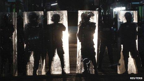 Riot police block supporters of former Maldivian president Mohamed Nasheed (1 September 2012)