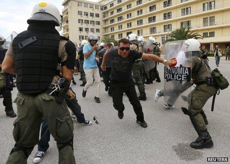 Shipyard workers clash with riot police at the Greek defence ministry in Athens, 4 October