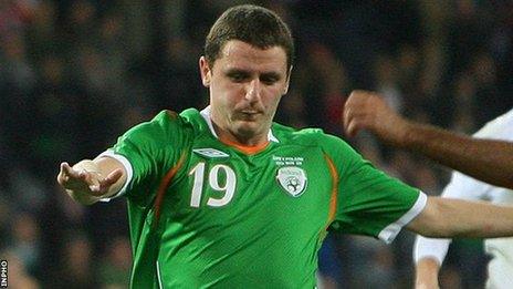 Alex Bruce (centre) in action for the Republic of Ireland against Poland in 2008