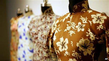 Qingling's dresses on display in Shanghai in 2008