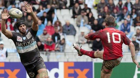 Antoine Battut attempts to charge down a Ronan O'Gara clearance in Paris