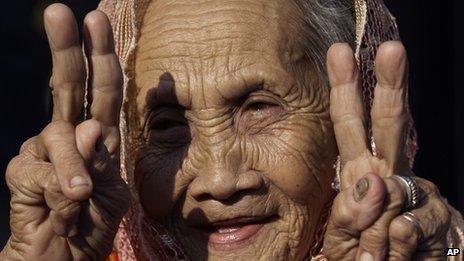 Muslim woman in Manila flashing the peace sign after the government signed an agreement with MILF rebels