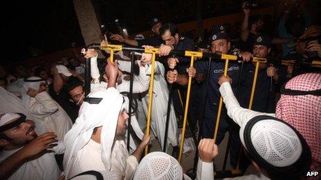 Opposition protesters clash with security forces in Kuwait City (15 October 2012)