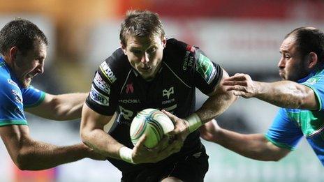 Dan Biggar on the attack against Treviso