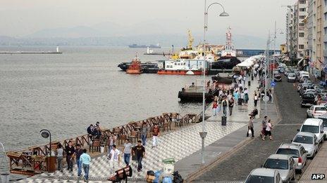 (File photo 2009) Pedestrians walking along Kordon Street in Izmir