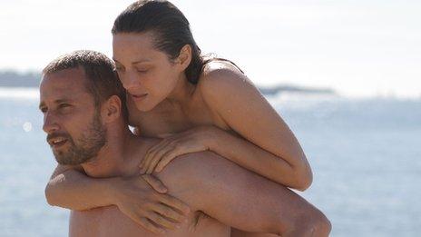 Ali (Matthias Schoenaerts) and Stephanie (Marion Cotillard) in Rust and Bone