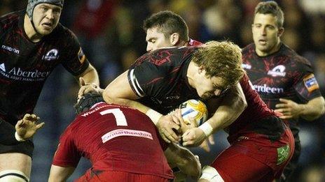 Edinburgh and Scarlets players