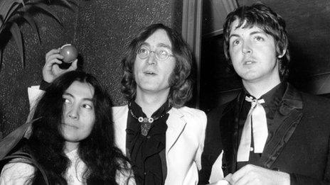 Paul McCartney (r) with Yoko Ono (l) and John Lennon in 1968