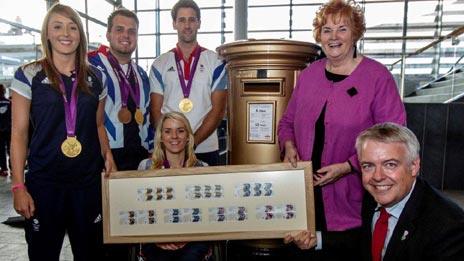 Rhai o'r athletwyr gyda Carwyn Jones a Rosemary Butler yn Y Senedd