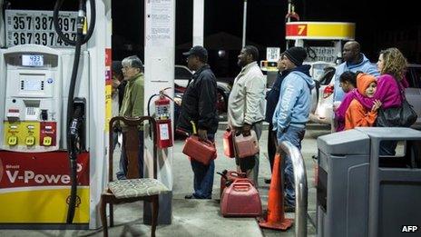 Queue at a petrol station in Edison, New Jersey (30 Oct)