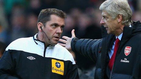 Arsene Wenger complains to fourth official Phil Dowd