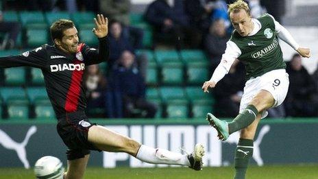 Leigh Griffiths scores for Hibernian against St Mirren