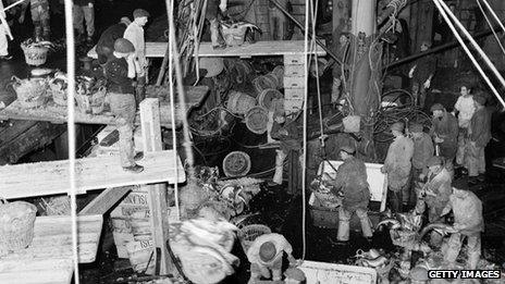 Unloading the catch from a trawler at Grimsby in 1953