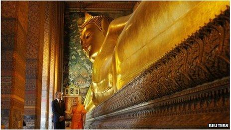 Barack Obama tours the Reclining Buddha at the Wat Pho Royal Monastery in Bangkok, 18 November