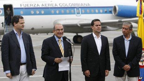 Colombian negotiators leave for Farc talks in Havana