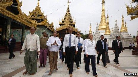 US President Barack Obama and Secretary of State Hillary Clinton visit Shwedagon Pagoda in Rangoon on 19 November 2012