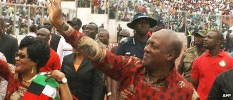 Ghana's President John Dramani Mahama waves to supporters on arrival at the Baba Yara stadium in Kumasi on 30 August 2012