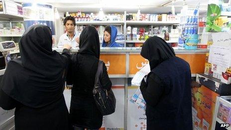 Women queue at a pharmacy in Tehran (21 October 2012)