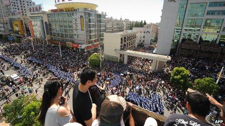 Thousands of people protest outside the local government offices in Qidong in the eastern China province of Jiangsu, 28 July 2012