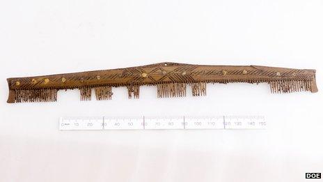 Bone comb with incised decoration