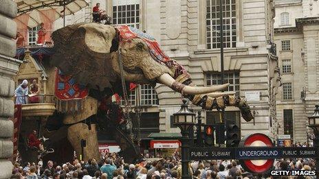 Royal de Luxe giant mechanical elephant plods through London in 2006