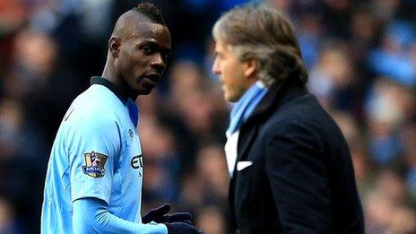 Mario Balotelli looks at Roberto Mancini