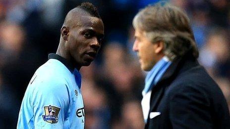 Mario Balotelli looks at Roberto Mancini