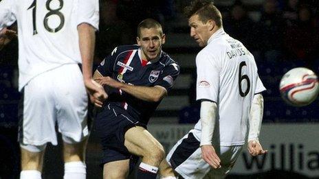 Gary Glen scores for Ross County against Dundee