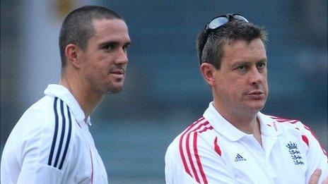 Kevin Pietersen (left) and Ashley Giles (right)