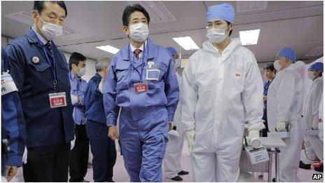 Japan's Prime Minister Shizo Abe with workers at the Fukushima Dai-ichi nuclear power plant (29 Dec 2012)