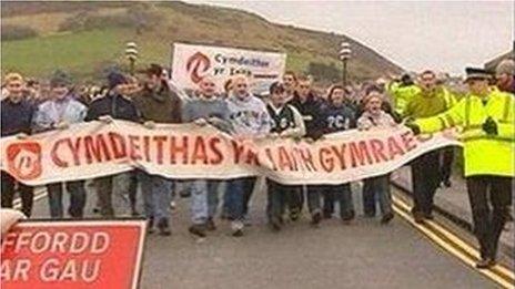 Protest ar Bont Trefechan yn 2002