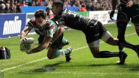 Niall Morris dives over for Leicester's second try