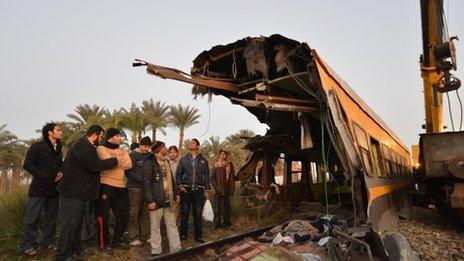 People inspect wreckage of train crash at Badrashin, Giza (15/01/13)