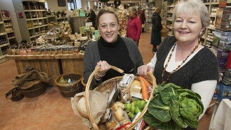 Carole Startin gyda pheth o gynnyrch gogledd Cymru