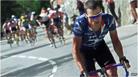 Lance Armstrong breaks away on the Alpe d'Huez, 2001