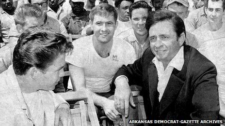 Johnny Cash chatting to prisoners at Cummins prison