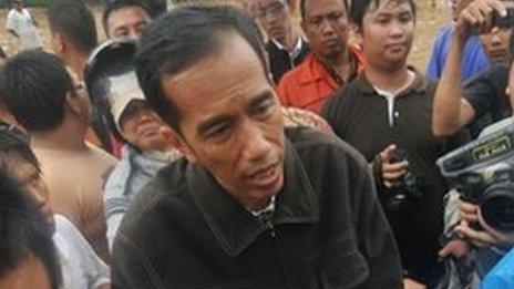 Governor Joko Widodo in flood waters in Jakarta (17 Jan 2013)