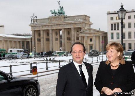 French President Francois Hollande and German Chancellor Angela Merkel pose in front of the Brandenburg Gate, Berlin, 22 January