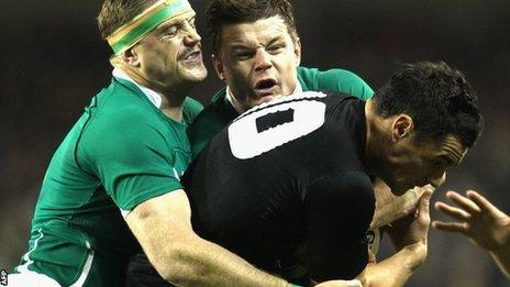 Heaslip and O'Driscoll tackle New Zealand's Dan Carter