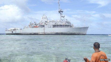 Philippine Coast Guar approaches US ship