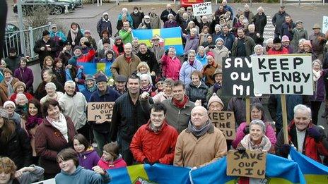 Trigolion yn gwrthwynebu cynlluniau i gau uned mân anafiadau yn Ninbych-y-Pysgod