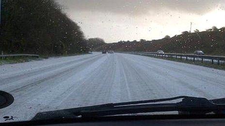 This ̳ viewer's photograph show a hail-covered M4 between minutes before the first crash